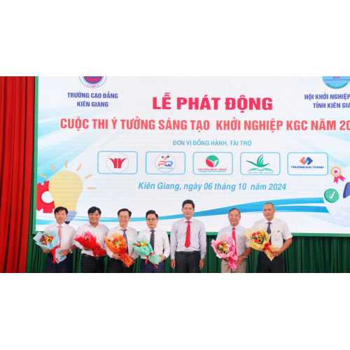 Tặng hoa cho nhà tài trợ